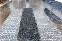 Garagenzufahrt aus geschnittenen Granit-Kleinstein